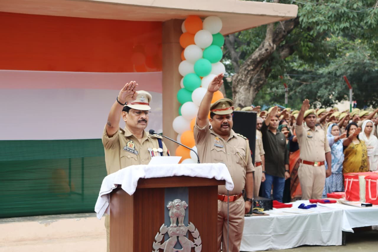 बुलन्दशहर- रिजर्व पुलिस लाइन में 79 वें स्वतंत्रता दिवस के शुभ अवसर पर वरिष्ठ पुलिस अधीक्षक द्वारा किया गया ध्वजारोहण,