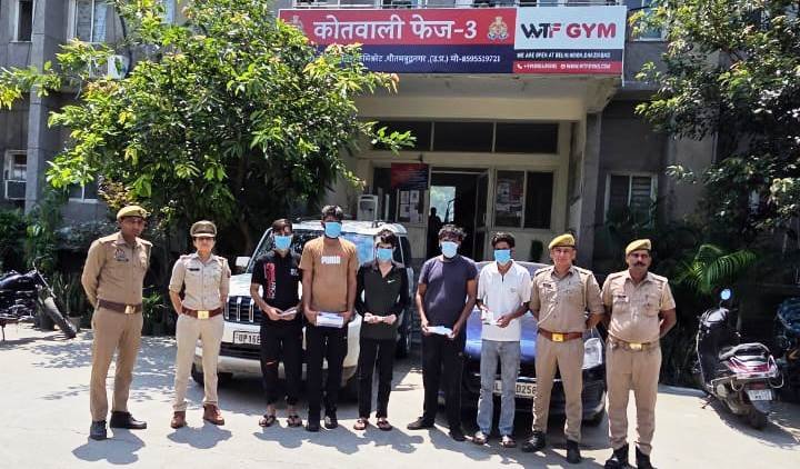 नोएडा। फेज 3 पुलिस ने अवैध शस्त्र के साथ 5 लोगों को किया गिरफ्तार। असलहा दिखाकर करते थे लूटपाट।