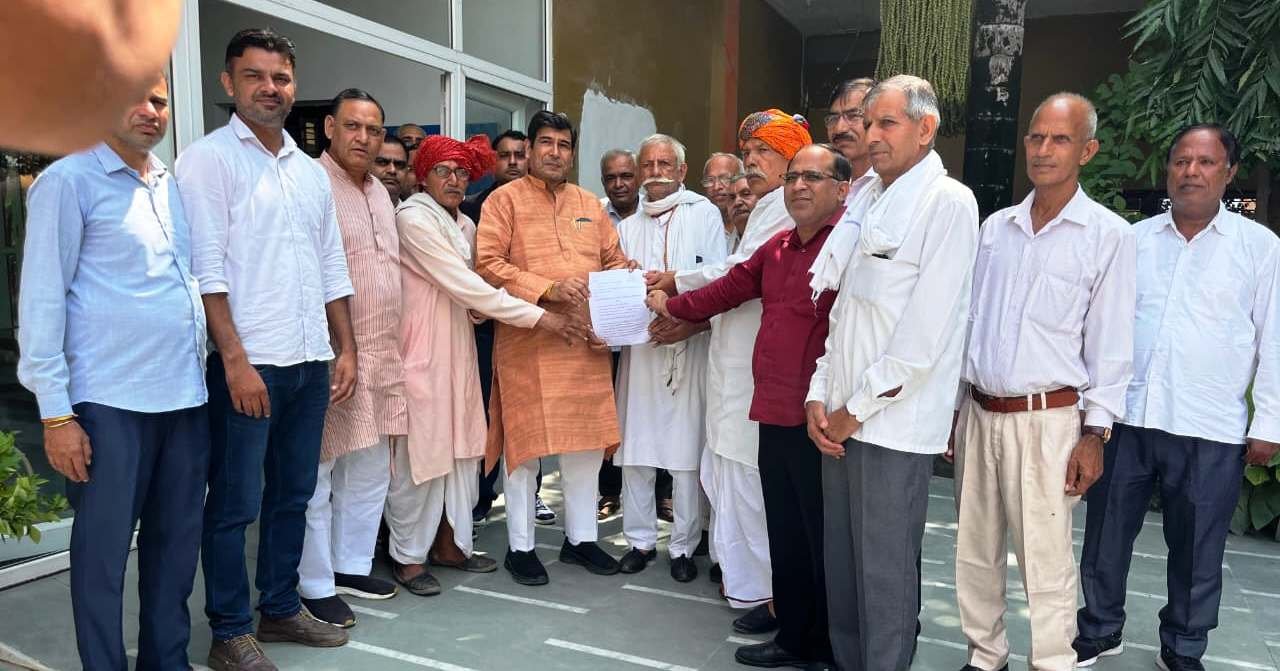 ग्रेटर नोएडा- पीड़ित किसानों का प्रतिनिधिमंडल माननीय विधान परिषद सदस्य (MLC) श्री चन्द शर्मा जी से मिला।