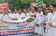 नोएडा:- आरटीओ दफ्तर में बढ़ते हुए भ्रष्टाचार के खिलाफ करप्शन फ्री इंडिया का प्रदर्शन।