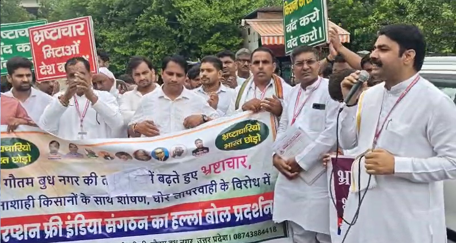 नोएडा:- आरटीओ दफ्तर में बढ़ते हुए भ्रष्टाचार के खिलाफ करप्शन फ्री इंडिया का प्रदर्शन।
