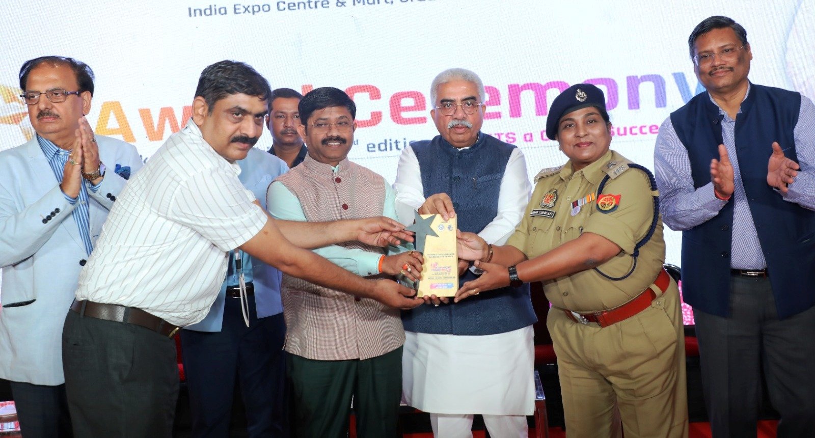 कमिश्नरेट गौतमबुद्धनगर में आयोजित UP International Trade Show– 3rd Edition में उत्तर प्रदेश पुलिस को सर्वश्रेष्ठ स्टॉल प्रदर्शन का पुरस्कार