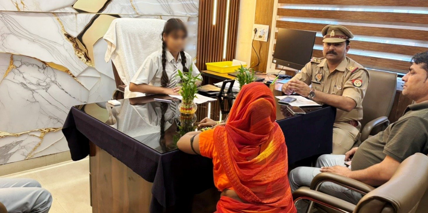 जनपद- हाथरस :-दो बालिकाओं को एक दिन की थानाध्यक्ष व मिशन शक्ति केंद्र प्रभारी बनाया गया। I