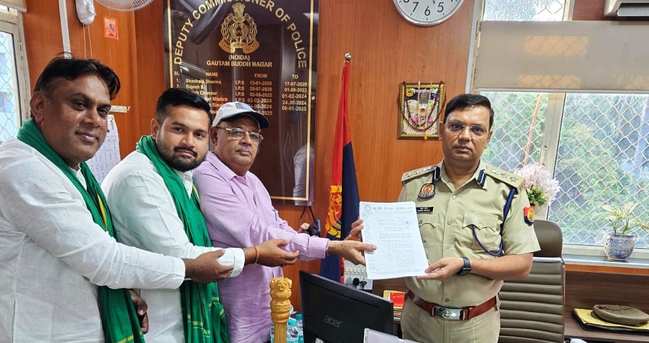 नोएडा- प्राधिकरण की वादा खिलाफी के विरुद्ध ज्ञापन।