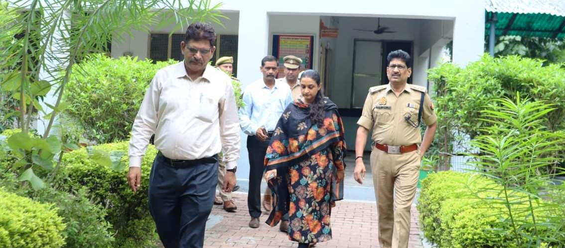 बुलन्दशहर- जिलाधिकारी एवं वरिष्ठ पुलिस अधीक्षक द्वारा अर्हता परीक्षा(PET) परीक्षा को सकुशल सम्पन्न कराने हेतु परीक्षा केंद्रों का निरीक्षण I