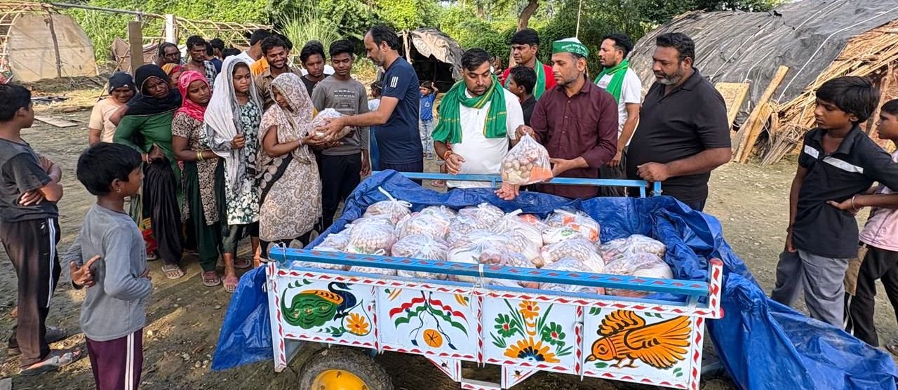 ग्रेटर नोएडा- किसान मज़दूर संघर्ष मोर्चा ने बाढ़ पीड़ितों को किया राशन वितरण I