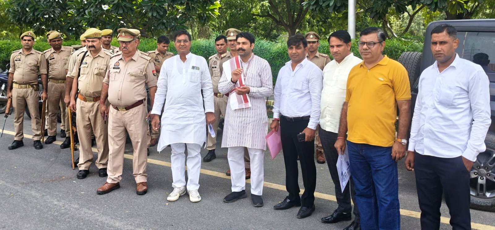 ग्रेटर नोएडा :-लीज डीड के अनुसार किसानों को दवाई एवं पढ़ाई में छूट दें अस्पताल व स्कूल।