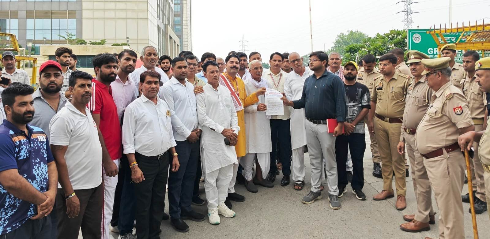 ग्रेटर नोएडा- गांवों की समस्याओ को लेकर करप्शन फ्री इंडिया का हल्ला बोल प्रदर्शन I