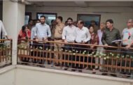 ग्रेटर नोएडा- जेपी ग्रीन सोसाइटी में फूटा निवासियों का गुस्सा- जेपी ग्रीन सोसाइटी मैं स्थित बिल्डर के मेंटेनेंस ऑफिस के मैनेजर कर्नल शेखर का किया 2 घंटे घेराव I