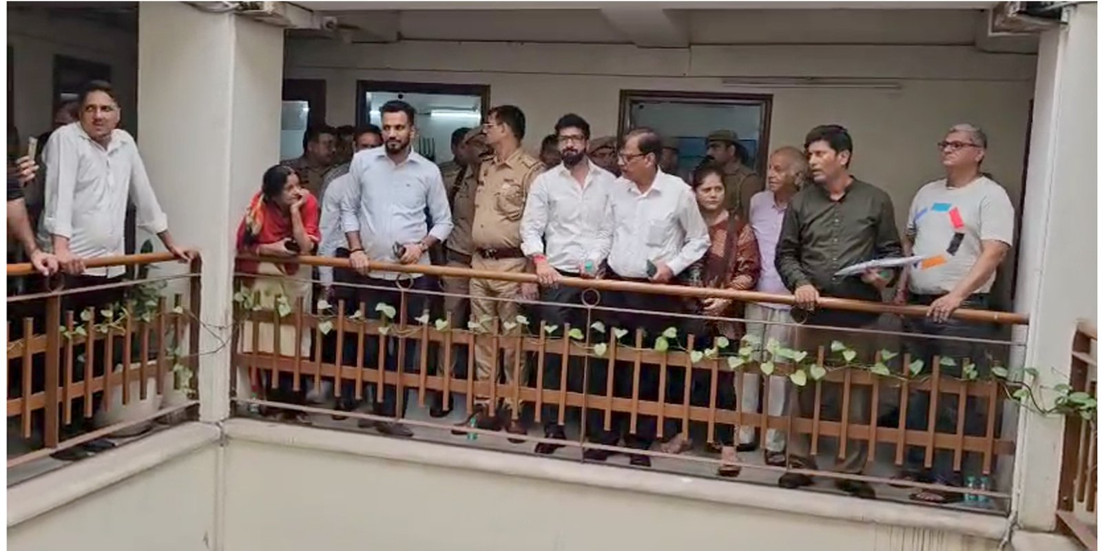 ग्रेटर नोएडा- जेपी ग्रीन सोसाइटी में फूटा निवासियों का गुस्सा- जेपी ग्रीन सोसाइटी मैं स्थित बिल्डर के मेंटेनेंस ऑफिस के मैनेजर कर्नल शेखर का किया 2 घंटे घेराव I