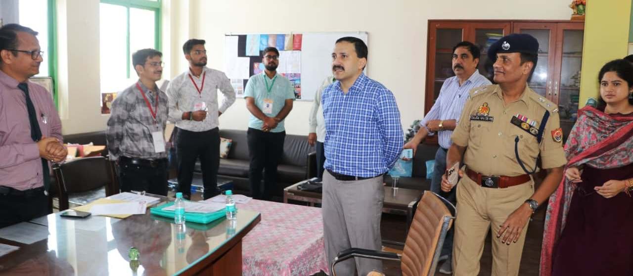 जनपद- हाथरस -पुलिस अधीक्षक हाथरस एवं जिलाधिकारी हाथरस द्वारा परीक्षा-2025(UPSSC-PET) की लिखित परीक्षा को सकुशल केंद्रों का भ्रमण/निरीक्षण कर सुरक्षा व्यवस्था/ड्यूटी में लगे अधिकारी/कर्मचारीगणों को दिए आवश्यक दिशा-निर्देश ।