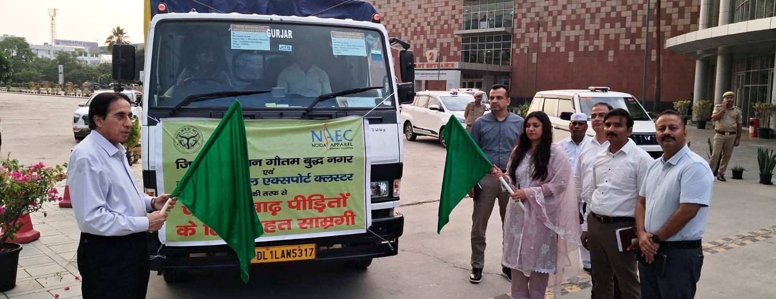 गौतम बुद्ध नगर :- पंजाब बाढ़ पीड़ितों के लिए जिलाधिकारी ने राहत सामग्री वाहन को हरी झंडी दिखाकर पंजाब के लिए किया रवाना I