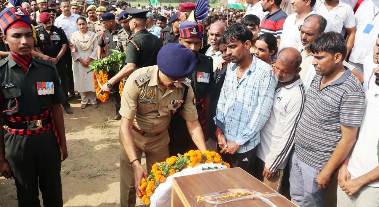 बुलन्दशहर - विगत दिनों श्रीनगर के जम्मू कश्मीर के कुलगाम में सेना ओर आतंकवादियों की मुठभेड़,आनंदगढ़ी निवासी श्री प्रभात गौड देश की सेवा करते हुए शहीद I