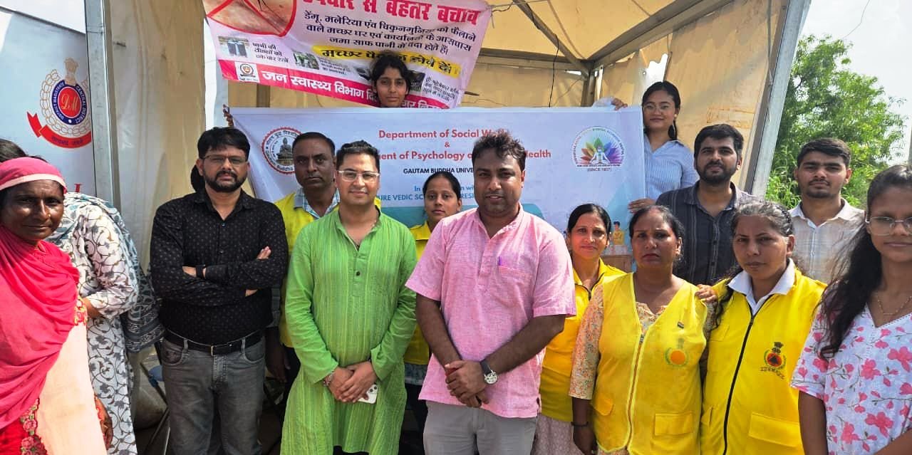 ग्रेटर नोएडा- समाज कार्य एवं मनोविज्ञान और मानसिक स्वास्थ विभाग द्वारा बाढ़ राहत शिविर में राहत सामग्री वितरण एवं परामर्श सेवाओं का आयोजन