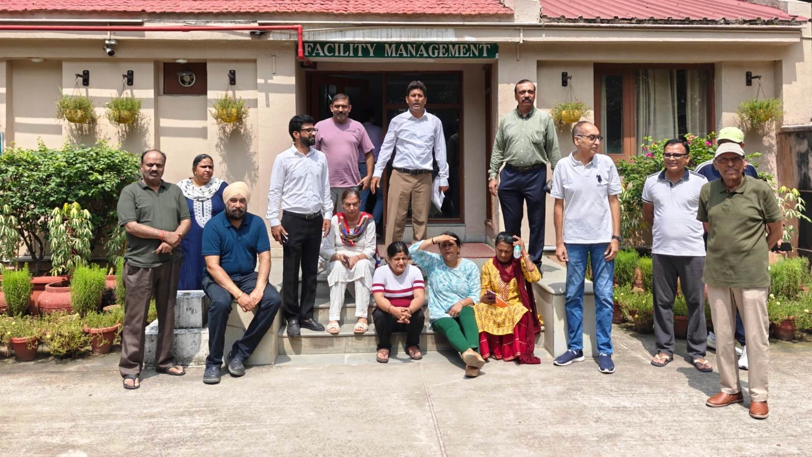 ग्रेटर नोएडा- जेपी बिल्डर की मनमानी के खिलाफ जेपी ग्रीन सोसाइटी के निवासियों का ज़बरदस्त धरना–प्रदर्शन, बिल्डर का दफ़्तर किया गया बंद