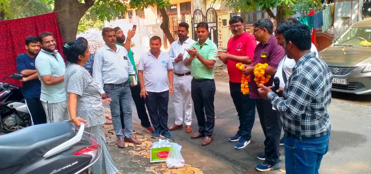 ग्रेटर नोएडा - इधर-उधर कूड़ा फेंकने पर ब्लिंकिट पर 10 हजार रुपए का जुर्माना स्वास्थ्य विभाग की टीम ने निवासियों को किया जागरूक I