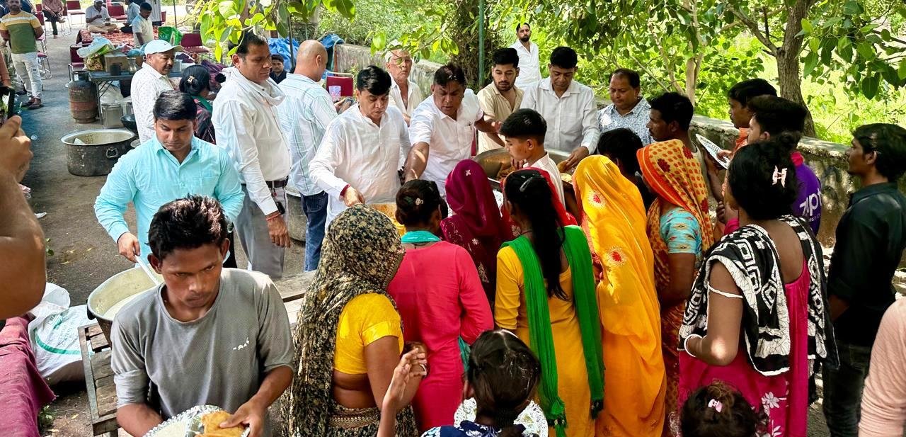 सैक्टर- 128- भारतीय किसान यूनियन मंच की रसोई में बाढ़ से पीड़ित किसान मजदूर के लिए प्रासाद की व्यवस्था I