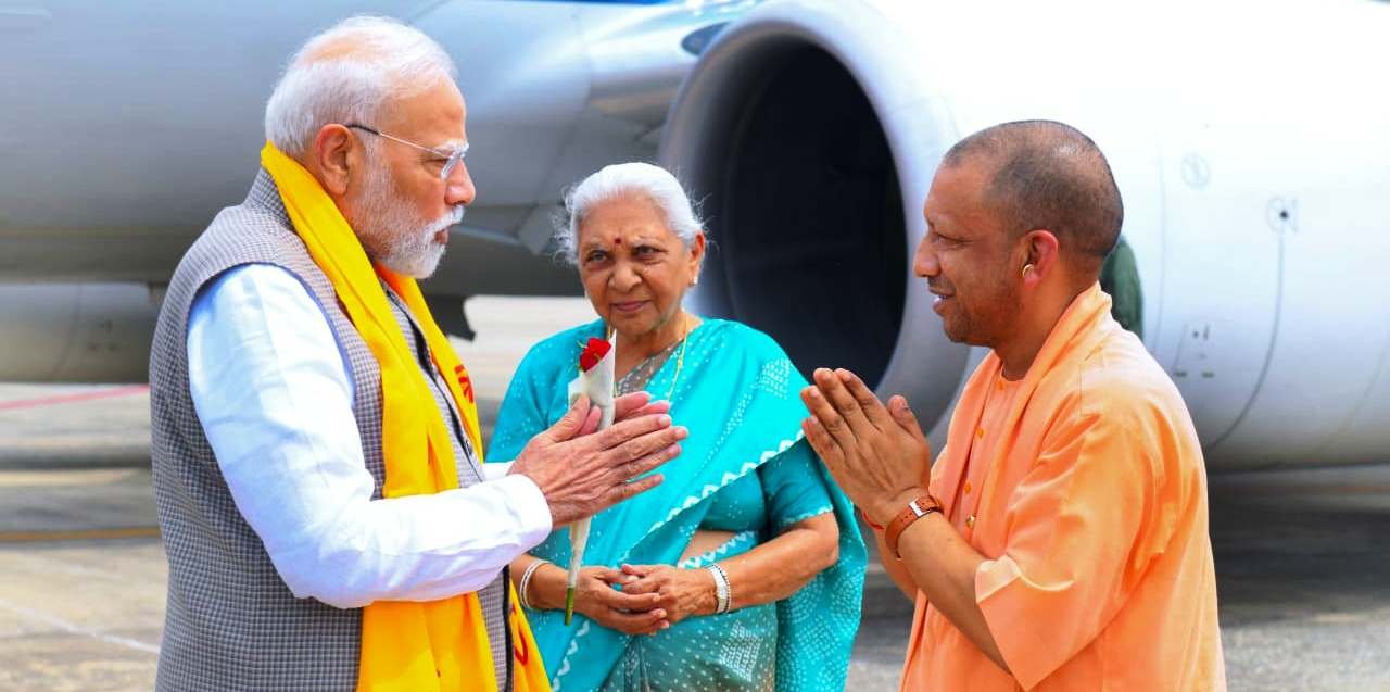 वाराणसी- मॉरीशस के प्रधानमंत्री के साथ द्विपक्षीय वार्ता के लिए काशी पहुंचे पीएम मोदी I