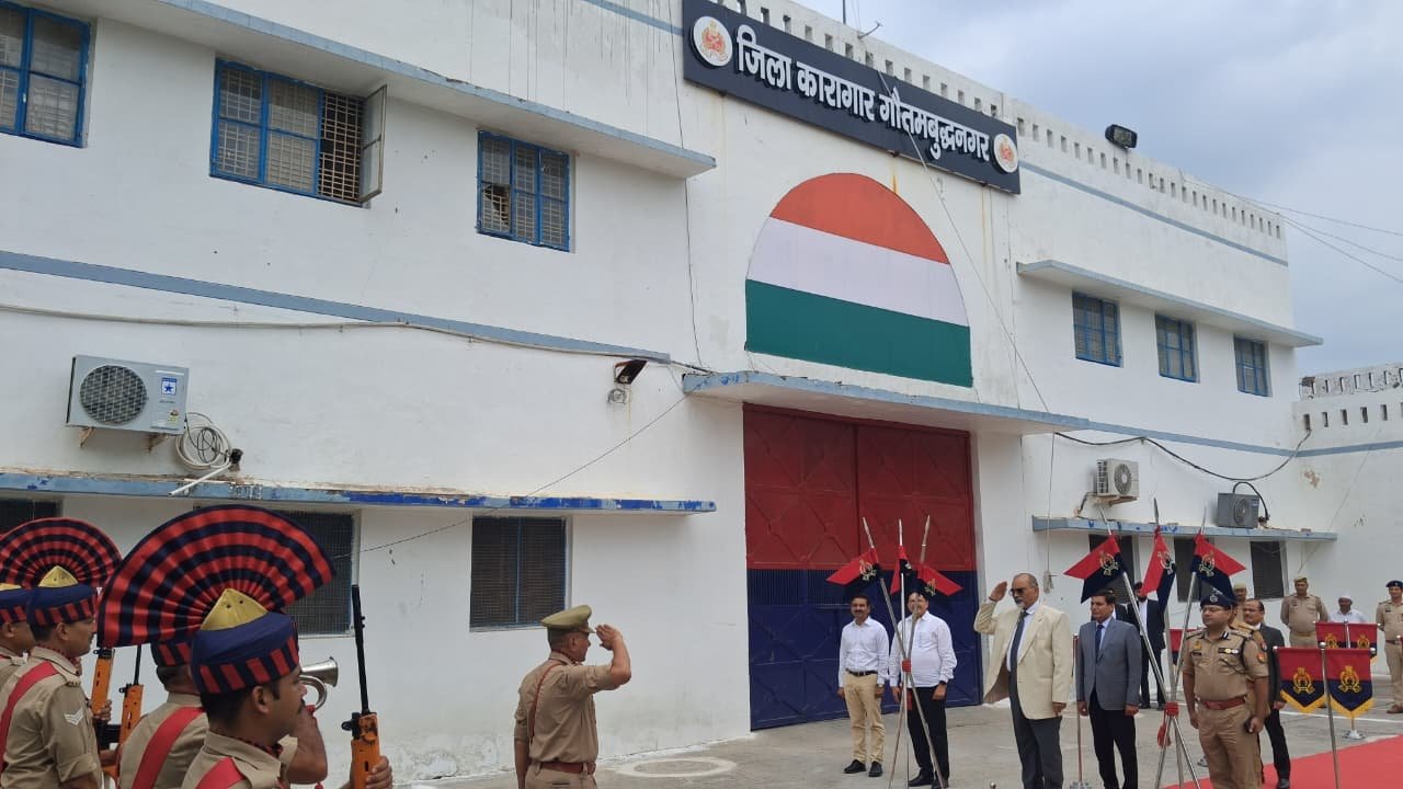 गौतम बुद्ध नगर-माननीय न्यायमूर्ति उच्च न्यायालय इलाहाबाद/प्रशासनिक न्यायमूर्ति गौतमबुद्धनगर ने जिला न्यायालय का किया स्थलीय निरीक्षणI