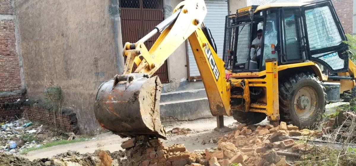 ग्रेटर नोएडा - हैबतपुर के डूब क्षेत्र में चला ग्रेनो प्राधिकरण का बुल्डोजर I