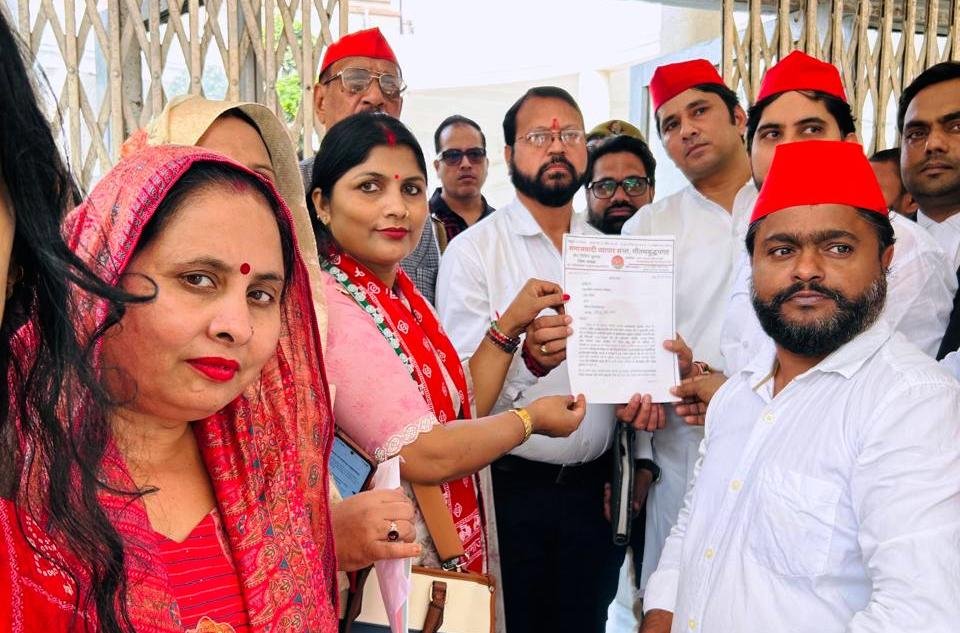 ग्रेटर नोएडा :- स्वतंत्रता सेनानी की प्रतिमा हटाने के खिलाफ समाजवादी व्यापार सभा ने दिया ज्ञापन