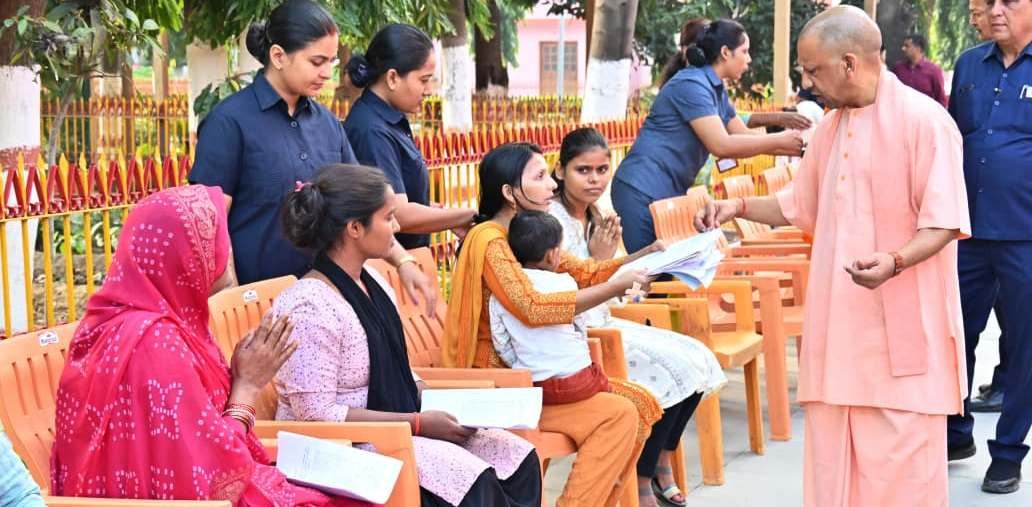 गोरखपुर- जनता दर्शन में 300 लोगों की समस्याएं सुनीं सीएम योगी आदित्यनाथ ने,लोगों से बोले - चिंता मत करिए, होगी प्रभावी कार्रवाई I