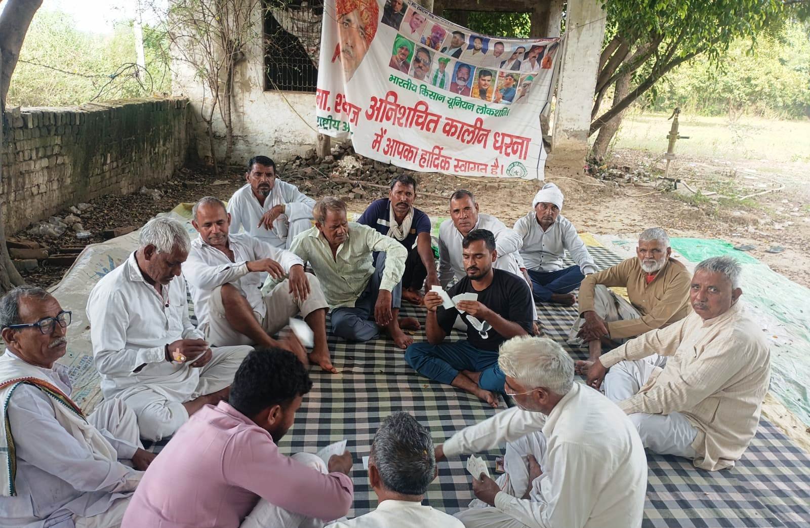 ग्रेटर नोएडा - गाँव रौनीजा पर ढाई महीने से लगातार चल रहे धरने का माननीय विधायक जी ने लिया संज्ञान।