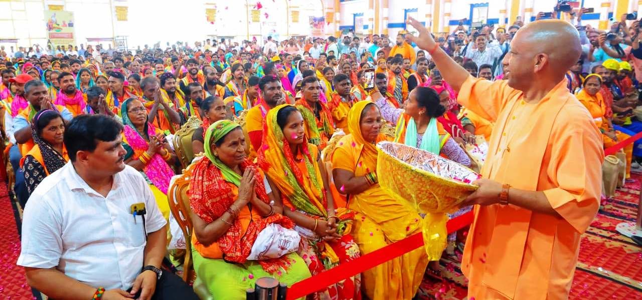 वाराणसी- स्वच्छताकर्मियों का कोई शोषण नहीं कर पाएगा, जल्द ही उनके अकाउंट में आएंगे 16 से 20 हजार रुपयेः मुख्यमंत्री