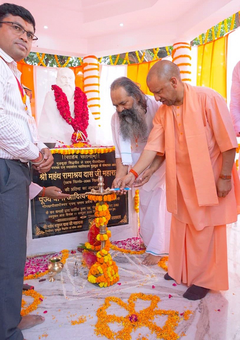गाजीपुर -सीएम योगी ने शहीदों के परिजनों का किया सम्मान, कहा- गाजीपुर की धरती ने देश को असंख्य वीर सपूत दिए हैं