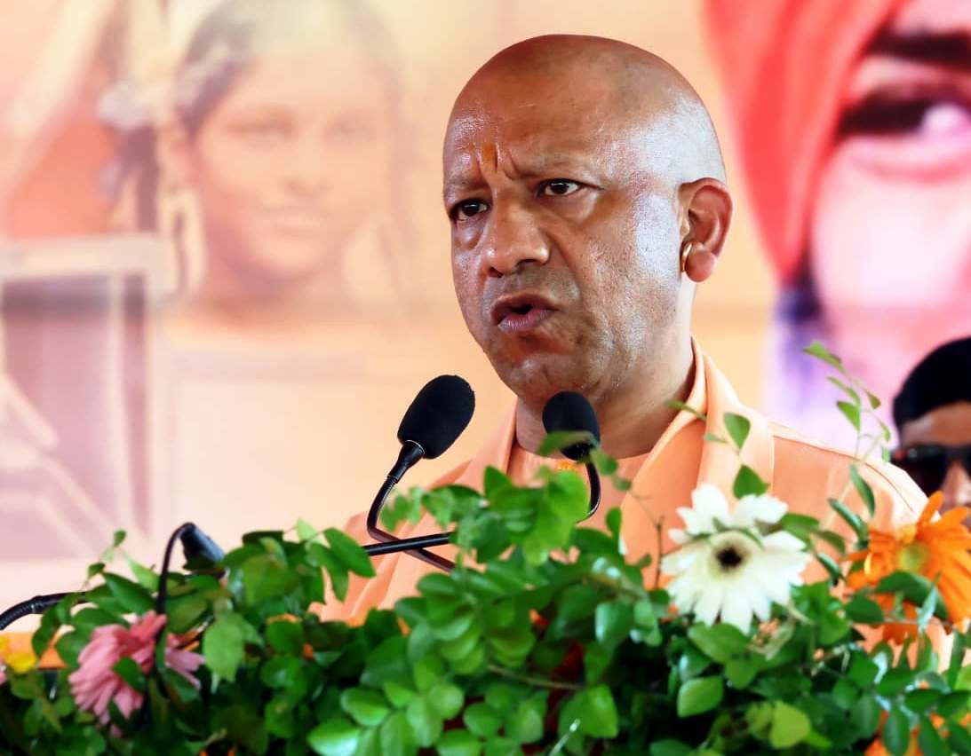 वाराणसी- शांति व सौहार्द का मार्ग प्रशस्त करना है तो सबको सनातन धर्म की ही शरण में आना पड़ेगाः योगी I