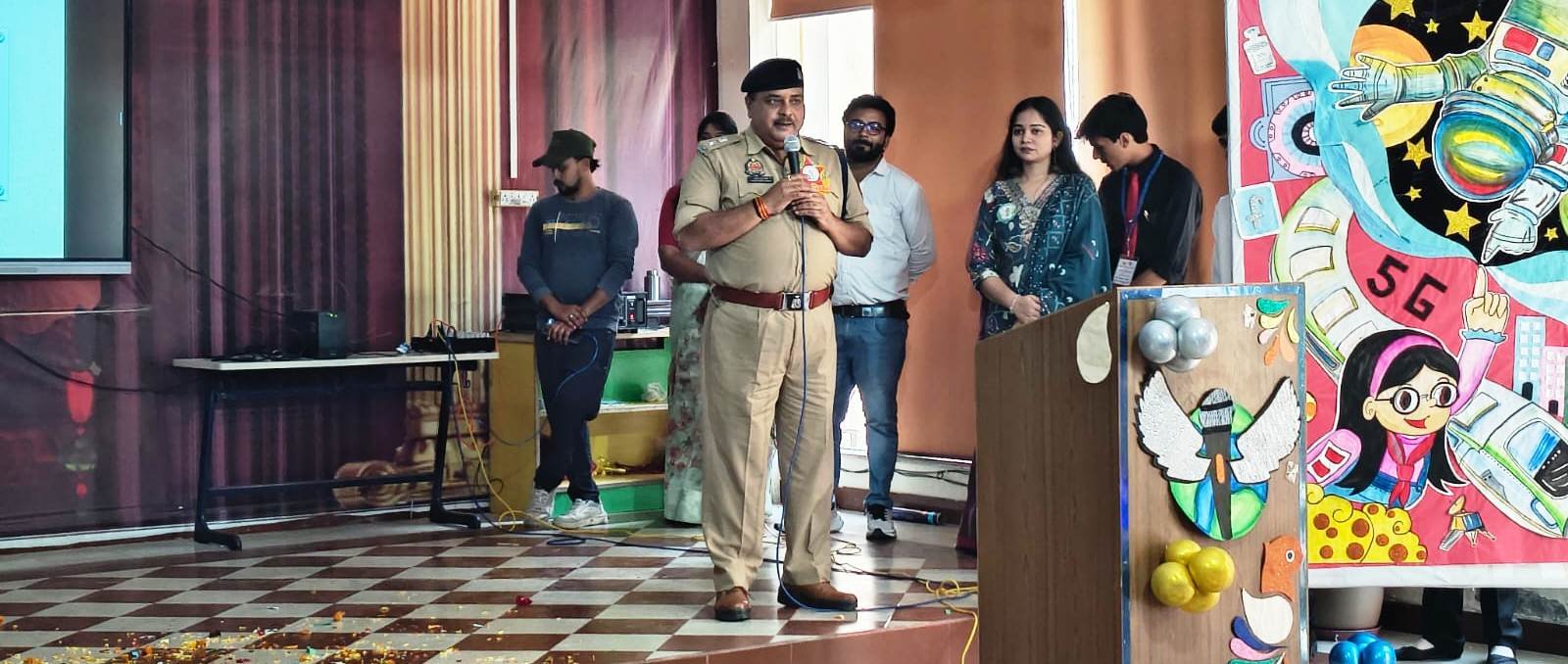  जनपद- हाथरस- मिशन शक्ति फेज़-5.0,नारी को स्नेह और सम्मान मिले,उसकी मेहनत को पहचान मिलें। 