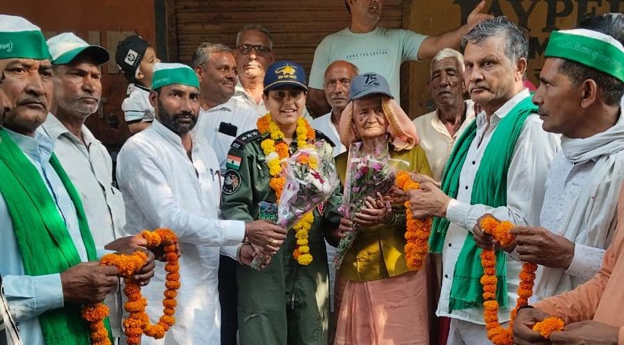 ग्रेटर नोएडा - इंस्पेक्टर फ्लाइट इंजीनियर (बी.एस.एफ) बनी भावना चौधरी किया क्षेत्र का नाम रोशन  I