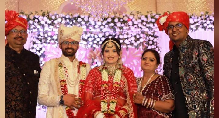 मेरठ- प्रथम वैवाहिक वर्षगांठ पर अपने गाँव में लाइब्रेरी निर्माण के लिए 5,100/- रुपये का दान I