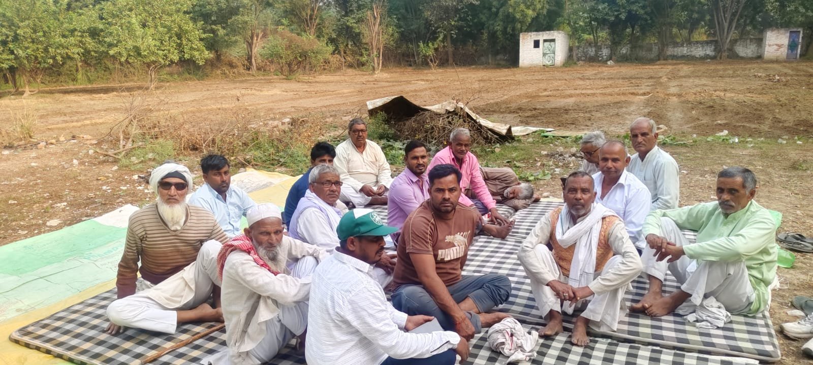 ग्रेटर नोएडा - मास्टर श्यौराज राष्ट्रीय अध्यक्ष के नेतृत्व में 112 वें दिन धरना जारी रहा
