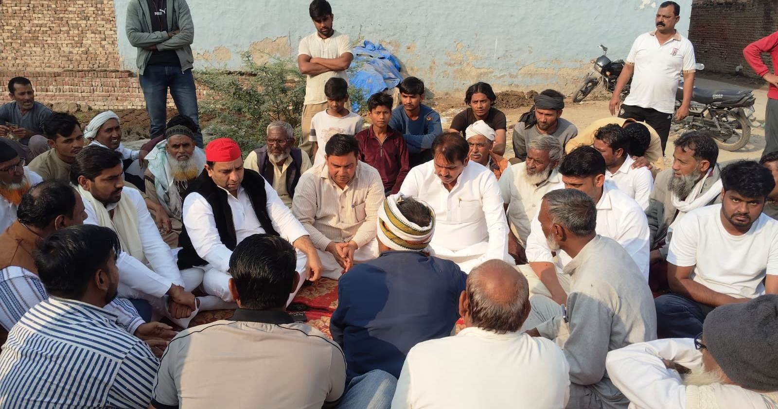 जेवर:- मृतकों के परिवार से मिले सपाई I