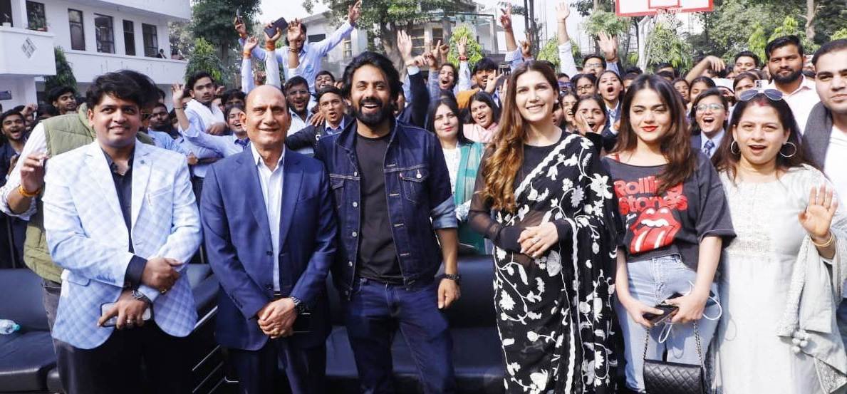 ग्रेटर नोएडा - हरियाणवी डांसर सपना चौधरी और भौकाल वेब सीरीज फेम अभिनेता प्रदीप नागर ने........