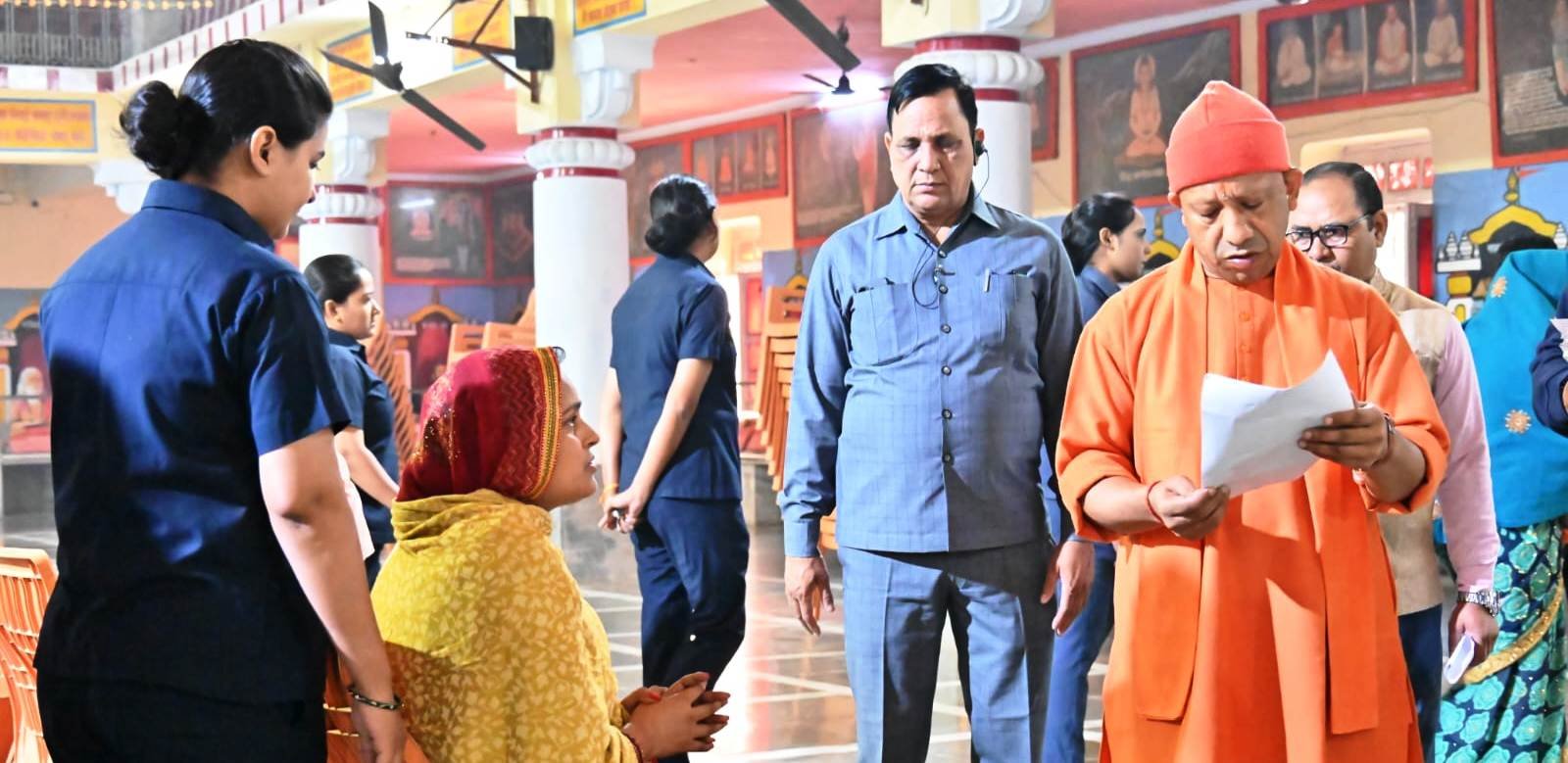 गोरखपुर- जनता दर्शन में मुख्यमंत्री ने सुनीं 200 लोगों की समस्याएं,जरूरतमंद को मिलेगा आवास, बिटिया की शादी में होगी मदद : सीएम योगी