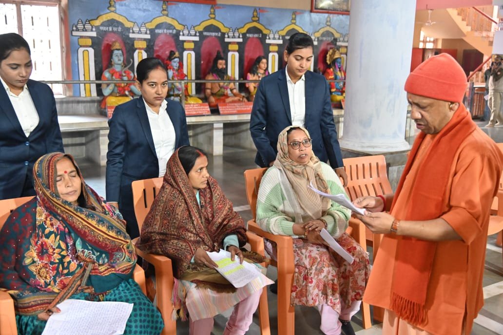 गोरखपुर- बिना चिंता कराएं इलाज, सरकार करेगी भरपूर आर्थिक मदद : मुख्यमंत्री योगी आदित्यनाथ I