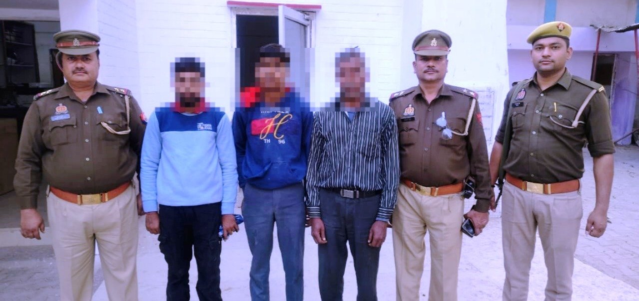 थाना सिकन्द्राराऊ पुलिस द्वारा घर से बिना बताए गए हुए 1 लडके को 2 घंटो के अंदर खोजकर सकुशल परिजनों के सुपुर्द किया, परिजनों ने हाथरस पुलिस का किया “धन्यवाद”।