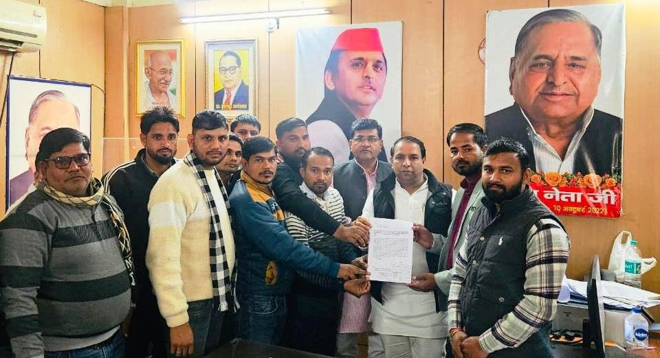 ग्रेटर नोएडा:- एयरपोर्ट से प्रभावित युवाओं ने की सपा जिलाध्यक्ष से मुलाकात I