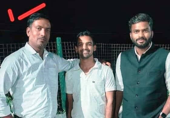 ग्रेटर नोएडा - निःशुल्क लाइब्रेरी के लिए दान देकर मनाया अपना जन्मदिन!