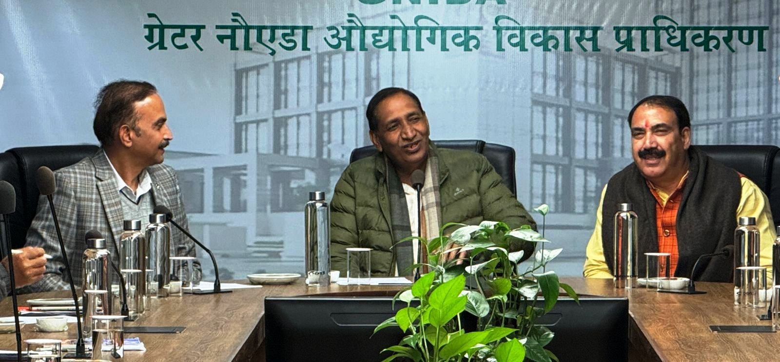 ग्रेटर नोएडा- आबादी भूखंड पाकर रिठौरी व मथुरापुर के किसानों के खिले चेहरे,दादरी विधायक व एसीईओ ने सौंपा आवंटन पत्र I