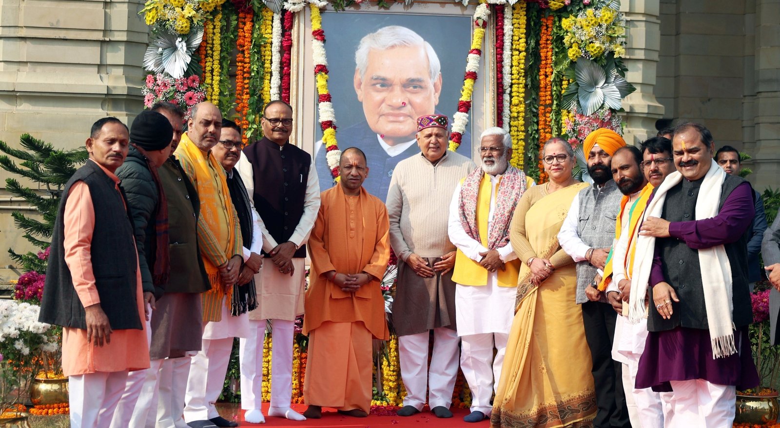मुख्यमंत्री योगी आदित्यनाथ ने लोकभवन में पूर्व प्रधानमंत्री ‘भारत रत्न’ अटल बिहारी वाजपेयी जी की प्रतिमा पर की पुष्पांजलि