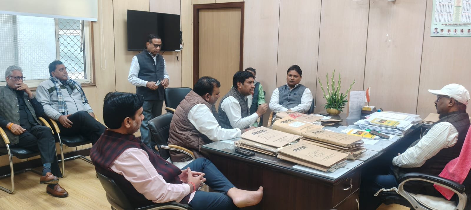 नोएडा- निठारी गांव में पीर विवाद को लेकर नोएडा प्राधिकरण के ओएसडी अरविंद कुमार सिंह से किसान एकता महासंघ के नेतृत्व में मिले निठारी गांव निवासी I