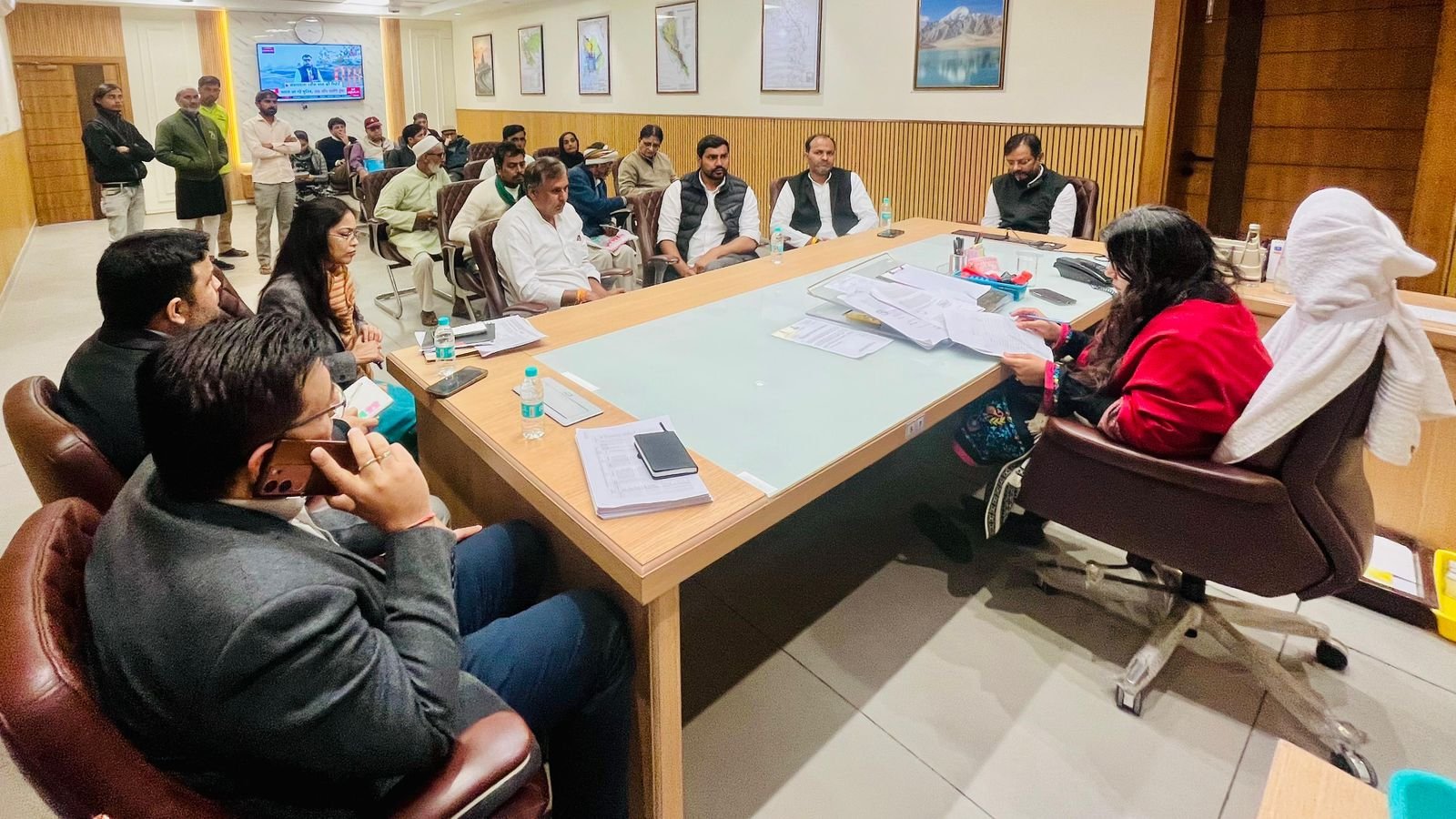 ग्रेटर नोएडा - जेवर नगला हुकम सिंह हादसे के पीड़ित परिवारों को जिलाधिकारी से मिलवाया I