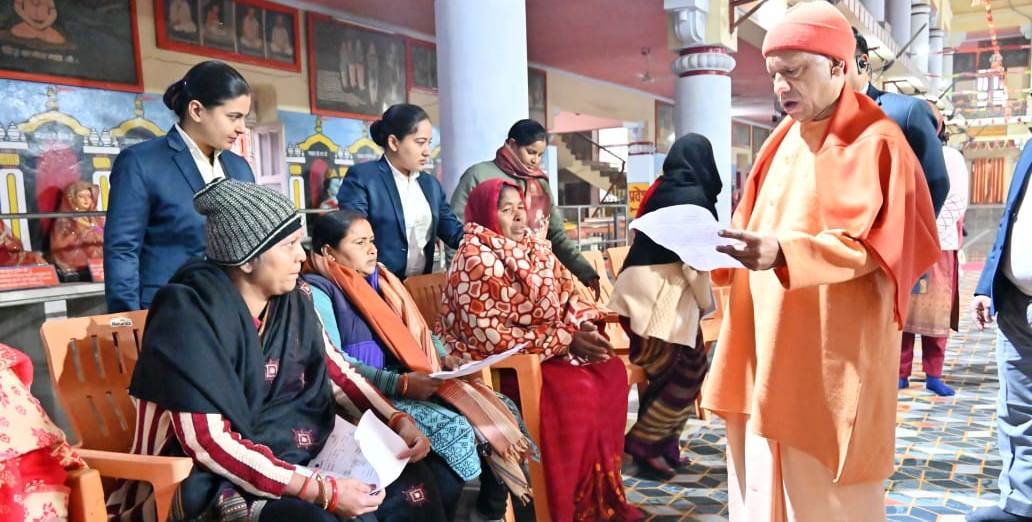 गोरखपुर- विदेश भेजने के नाम पर धोखाधड़ी करने वालों पर हो सख्त कार्रवाई : सीएम योगी