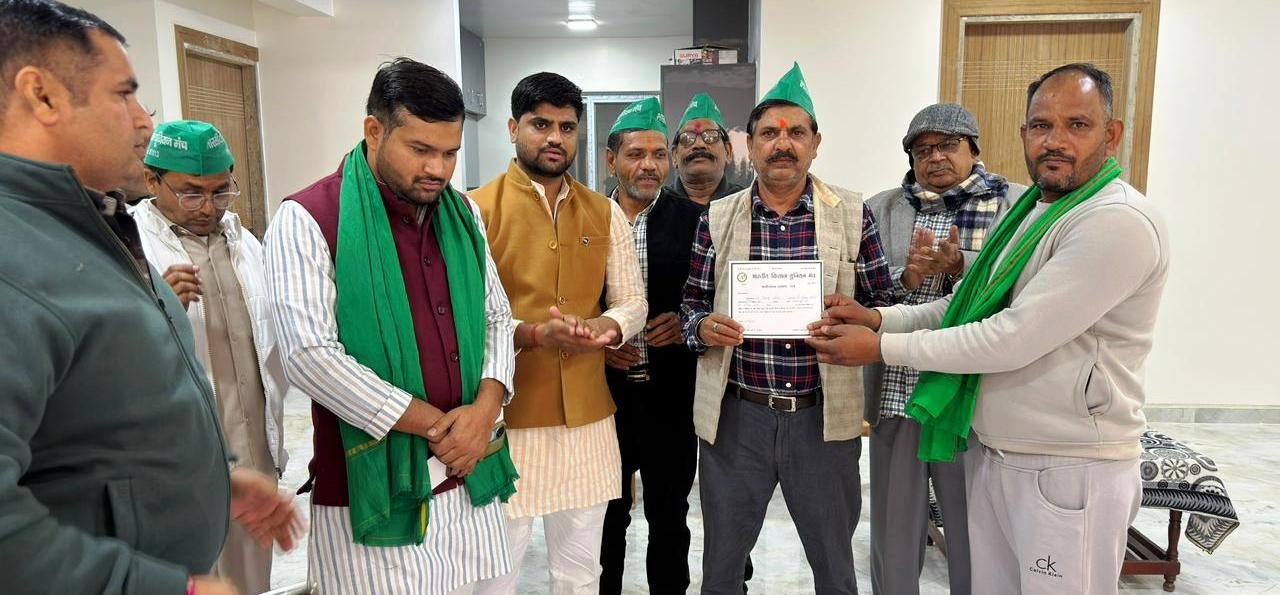 नोएडा - भारतीय किसान यूनियन मंच की लोकतांत्रिक नीति से प्रभावित होकर सैकड़ो किसान हुए शामिल- विमल त्यागी