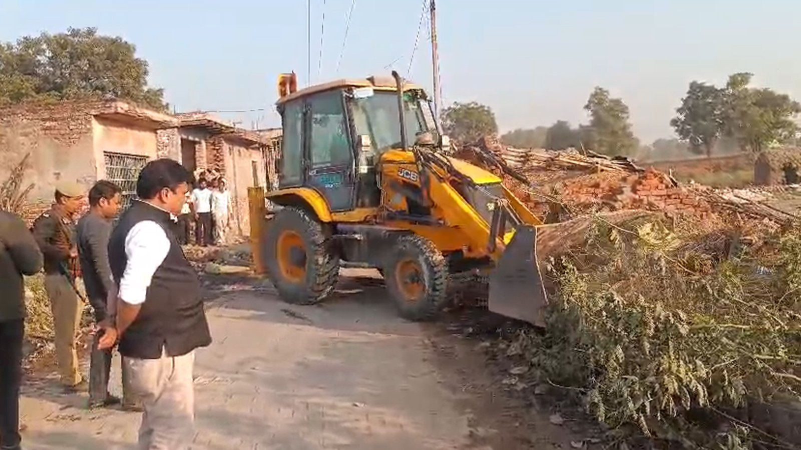 ग्रेटर नोएडा - दनकौर में 4.6 हेक्टेयर (लगभग 46,000 वर्ग मीटर) सरकारी/प्राधिकरण की बहुमूल्य भूमि अतिक्रमण मुक्त कराई