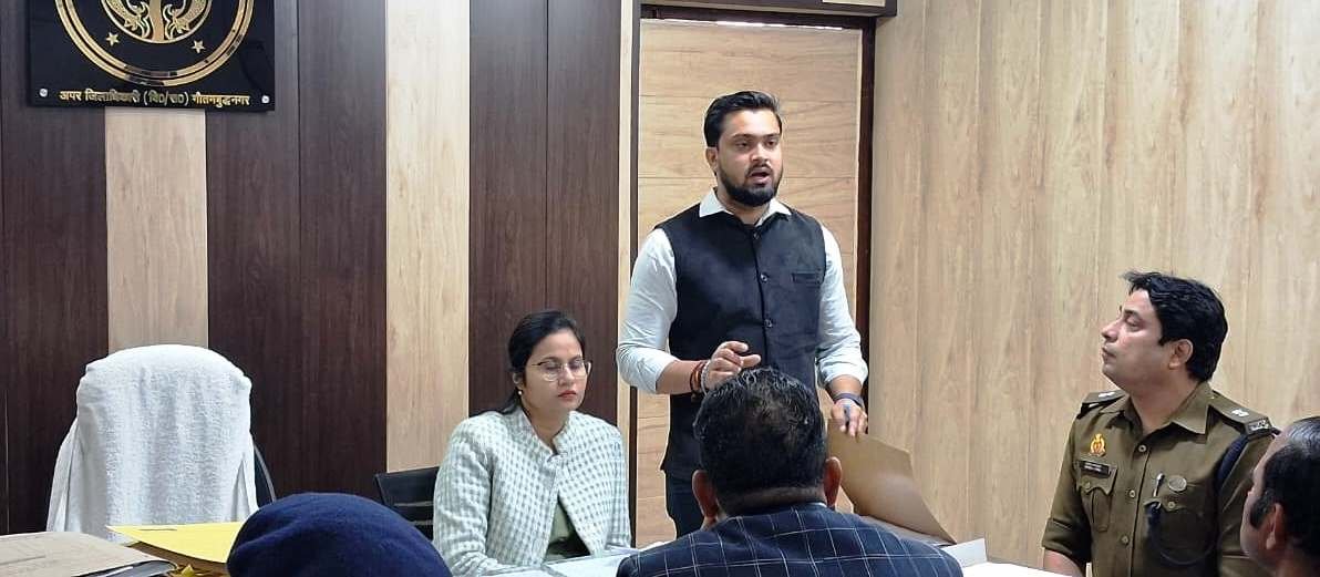 गौतम बुद्ध नगर - शीतलहर और कोहरे की चुनौतियों पर जिला प्रशासन गंभीर,जिला स्तरीय अधिकारियों की समीक्षा बैठक