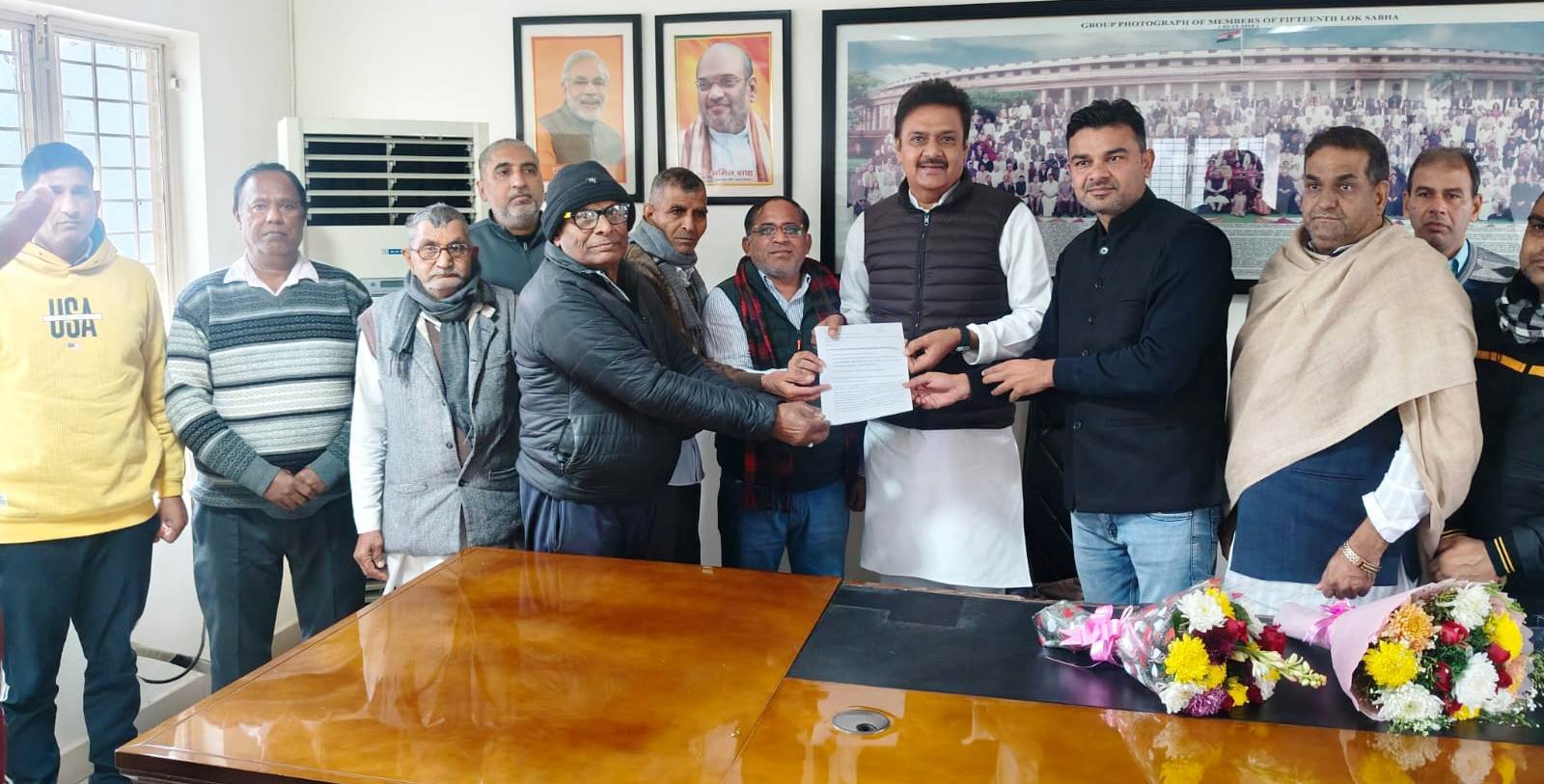 ग्रेटर नोएडा प्राधिकरण की लगातार अनदेखी और किसान-विरोधी नीतियों के चलते सुरेंद्र सिंह नागर, राज्यसभा सांसद से मुलाकात कर ज्ञापन सौंपा।